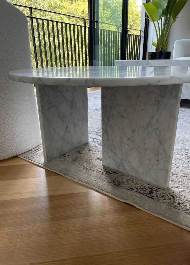mesa minimal de marmol
